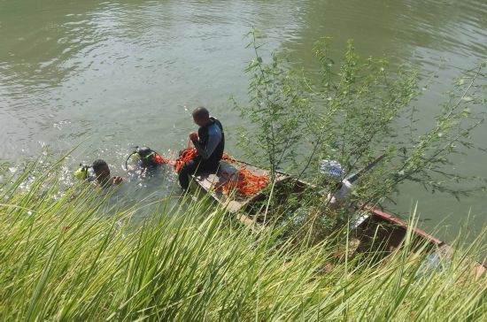 埃及两辆小客车相撞19人死亡高清图片