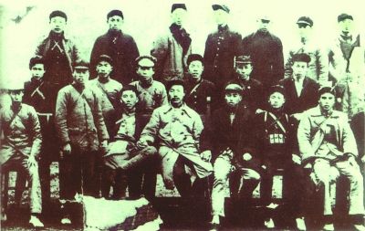 月字旁左三个点下边一个凶字念什么