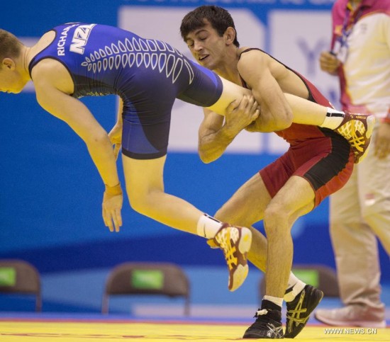 Amirkhan Guvazhokov(R) of Russia competes in the Men's Freestyle 54kg of wrestling event during Nanjing 2014 Youth Olympic Games in Nanjing, capital of east China's Jiangsu Province, on Aug. 27, 2014.