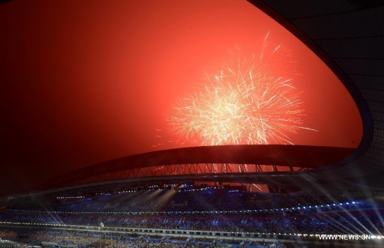 Fireworks explode during the closing ceremony of Nanjing 2014 Youth Olympic Games in Nanjing, capital of east China’s Jiangsu Province, Aug. 28, 2014.