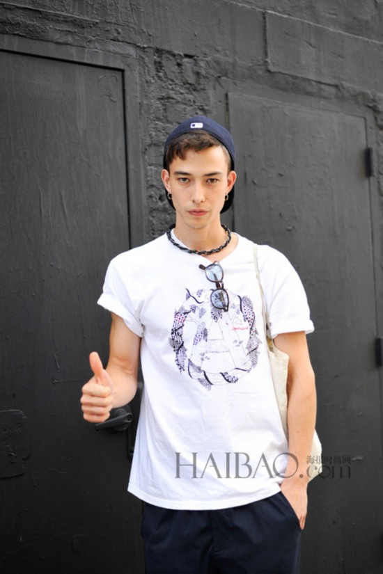 休闲T恤搭配运动裤装很随性,不羁个性才最吸睛