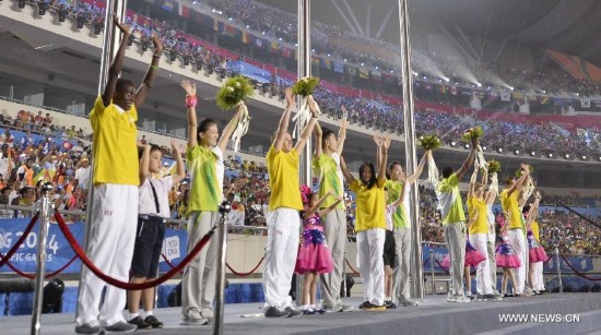 Representatives of volunteers receive bouquets during the closing ceremony of Nanjing 2014 Youth Olympic Games in Nanjing, capital of east China’s Jiangsu Province, Aug. 28, 2014.