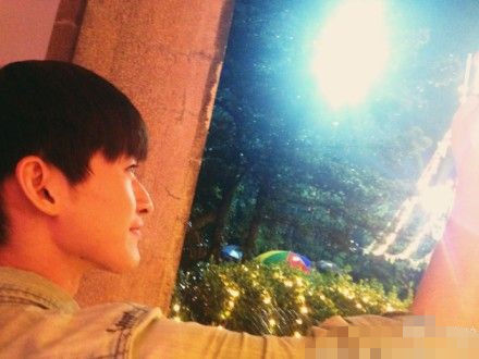 霸道总裁变暖男 张翰露侧脸展暖心微笑