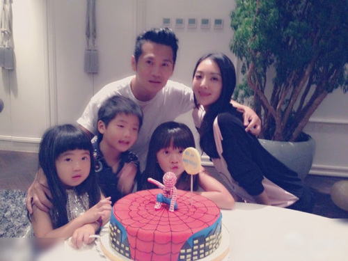 曹格晒姐姐满嘴油<em>视频</em>:我没有胖嘟嘟 只是肉很