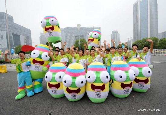 Lele pose for photos to say goodbye to Nanjing 2014 Youth Olympic Games in Nanjing, east China's Jiangsu Province, Aug. 28, 2014.