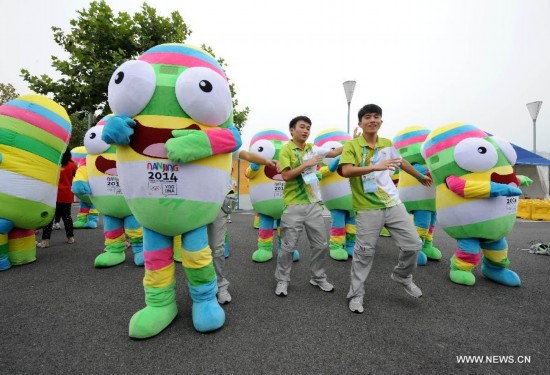 Lele pose for photos to say goodbye to Nanjing 2014 Youth Olympic Games in Nanjing, east China's Jiangsu Province, Aug. 28, 2014. 