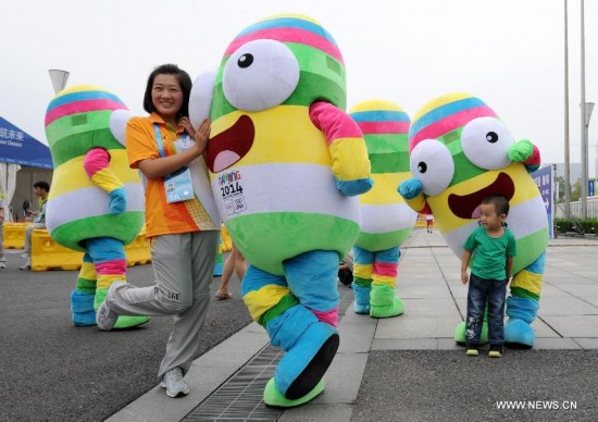 Lele pose for photos with staff to say goodbye to Nanjing 2014 Youth Olympic Games in Nanjing, east China's Jiangsu Province, Aug. 28, 2014.