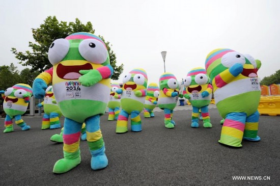 Lele perform group dance to say goodbye to Nanjing 2014 Youth Olympic Games in Nanjing, east China's Jiangsu Province, Aug. 28, 2014.