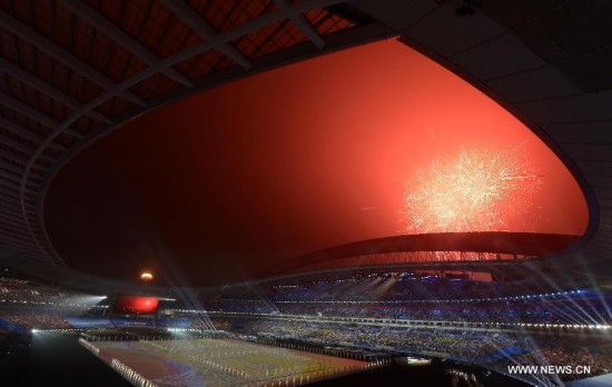 Fireworks explode during the closing ceremony of Nanjing 2014 Youth Olympic Games in Nanjing, capital of east China’s Jiangsu Province, Aug. 28, 2014.