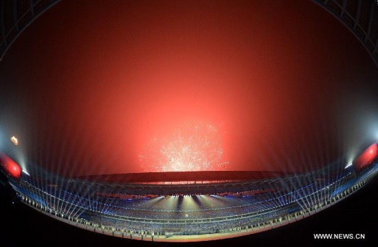 Fireworks explode during the closing ceremony of Nanjing 2014 Youth Olympic Games in Nanjing, capital of east China’s Jiangsu Province, Aug. 28, 2014.