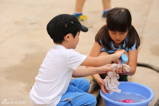 《爸爸去哪儿第二季》萌娃带婴儿 多多贝儿喂