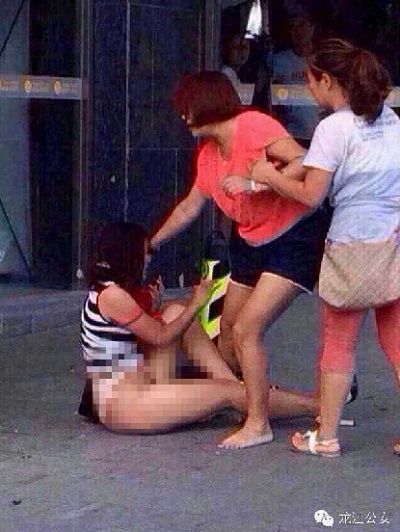 佛山一<em>女子</em>当街暴打小三?警方: 移花接木 式造