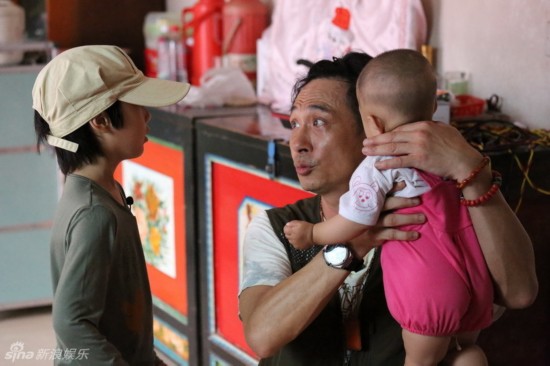 《爸爸去哪儿第二季》萌娃带婴儿 多多贝儿喂