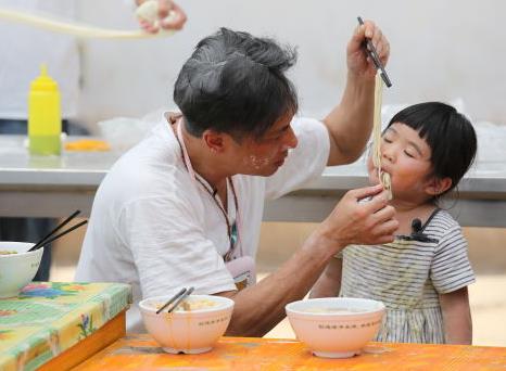 哪儿第二季剧透:吴镇宇喂姐姐吃面费曼在旁看