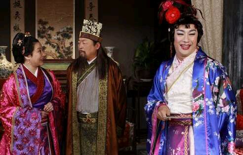 男星萌妹子造型比拼:邓超权志龙穿黑丝秀美腿