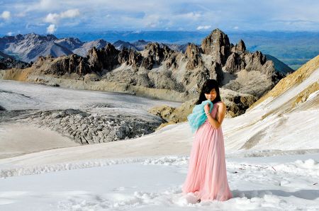 湘潭<em>美女</em>登上6168米雪山 穿薄纱裙拍艺术照--