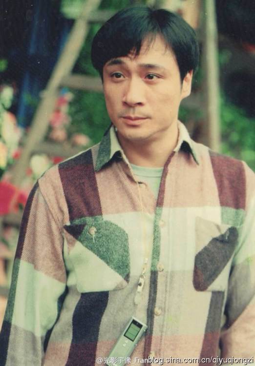 找来吴镇宇和妻子王丽萍早期的老照片,吴三岁年轻的时候果然是帅到没