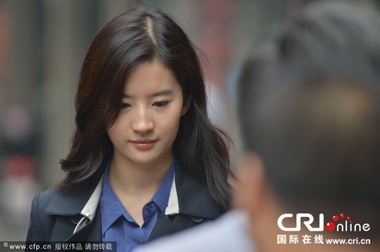 刘亦菲和宋承宪街头拍《第三种爱情》 谈情说