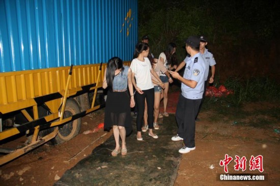 广东河源吸毒移动会所 货柜车变豪华KTV