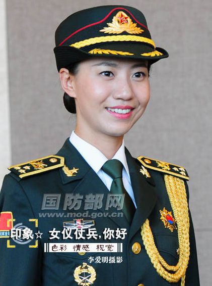 军方公开女仪仗兵写真照 戴卷檐帽系金腰带(图