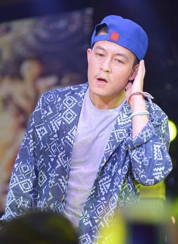 陈冠希现身夜店捞金皮肤松弛老态似赵本山(图