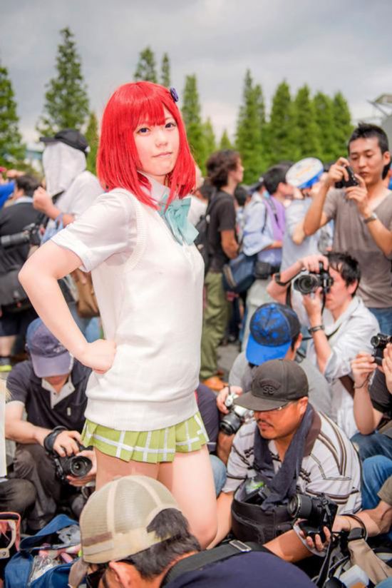 日本最大动漫展 摄影师肆无忌惮拍女孩裙底