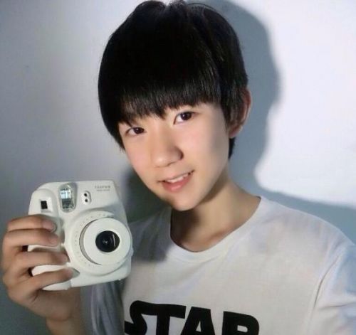 00后也传绯闻!TFBoys王俊凯女友曝光 王源吻