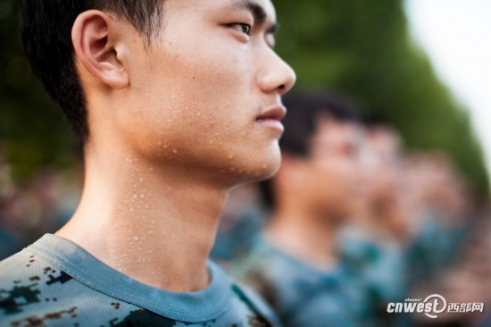 真枪实弹英姿飒爽 实拍西安电子科技大学新生