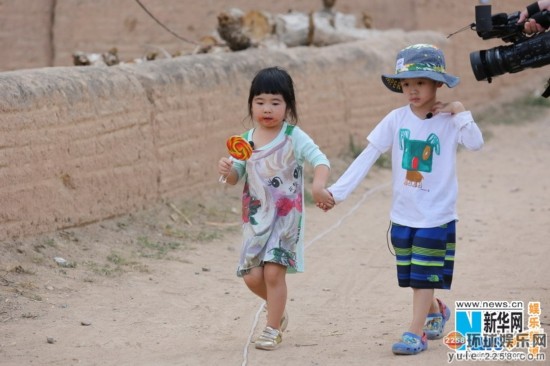 《爸爸2》花絮:吴镇宇浑身是面 赶驴抢房老爸