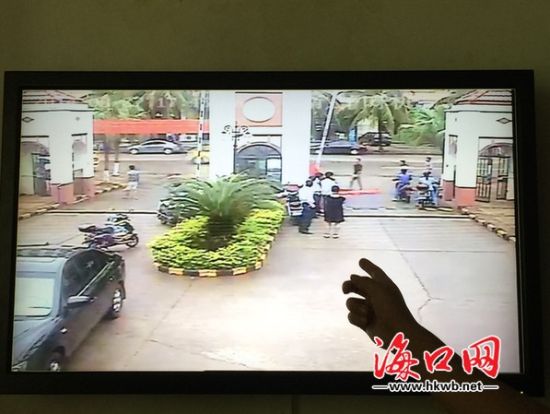 物业保安播放监控并讲解