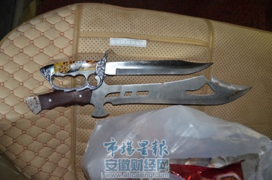 明光:车辆发生摩擦 民警欲调解竟遭砍刀架脖子