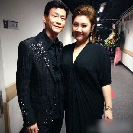 郑欣宜晒和老爸郑少秋合影 网友:秋官好有型(图)--河南分网--人民网