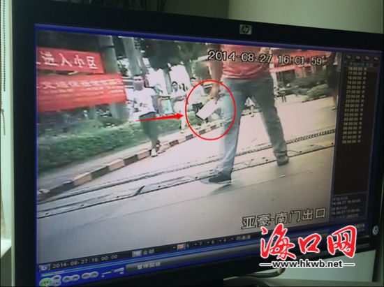 监控拍下的手持菜刀“园方人”