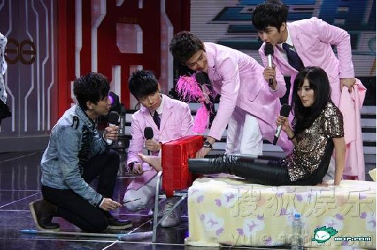 杨幂发逗比<em>长腿</em>照 网友神回复:小四哭晕在厕所