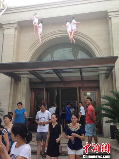 浙江一楼盘打折销售 业主拉横幅挂充气娃娃抗