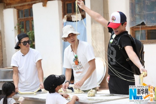 爸爸去哪儿第二季 花絮:吴镇宇浑身是面 赶驴抢