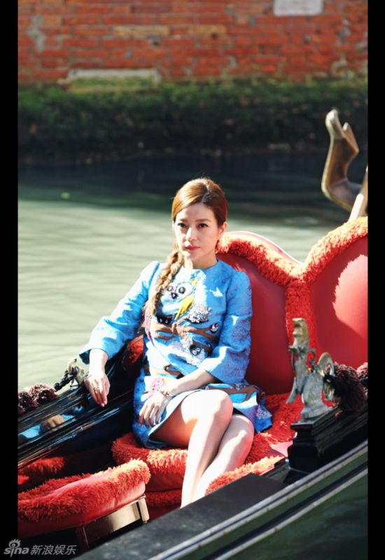 赵薇威尼斯电影节拍泛舟写真 改良旗袍秀美腿
