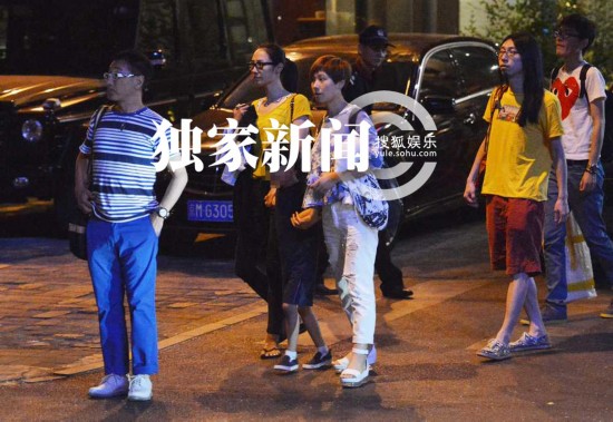 陈羽凡白百何带儿子会友 停车险些撞到人