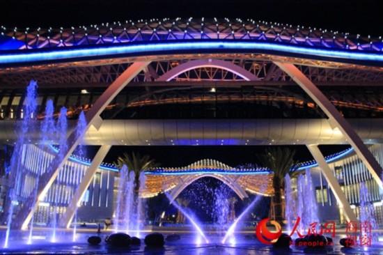 夜幕下盛开的海棠花:三亚免税购物中心夜色