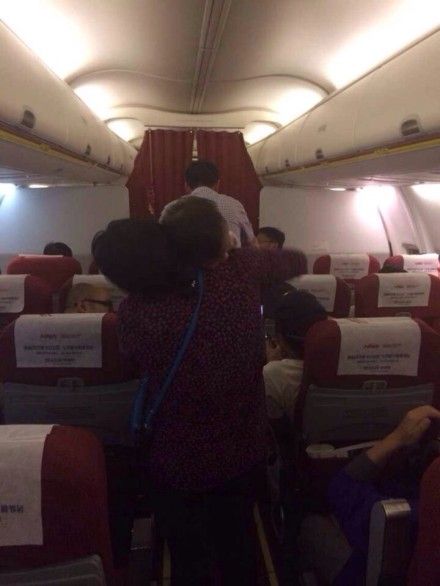 西宁到北京飞机降落呼和浩特 乘客不被允许下