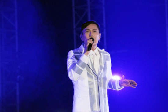 情歌王子张信哲未婚内幕:断背or恋母?与歌迷相