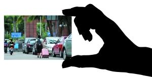 一名女大学生提着行李准备离开校园。 记者 石中华 摄