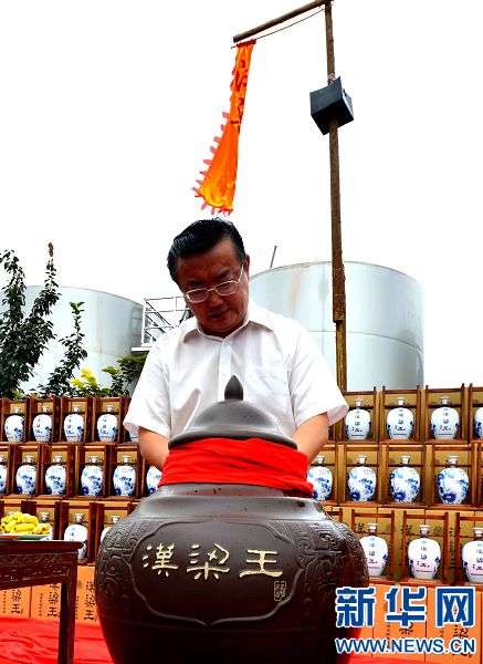 河南夏邑:汉梁王新品美酒封坛(组图)