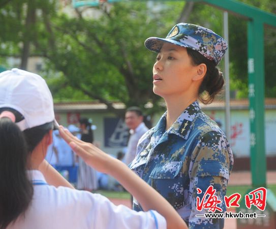 女教官在指导军训