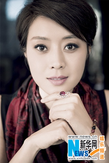 组图:范志博写真大片曝光 知性优雅演绎熟女时