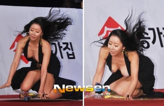 走光摔跤露乳贴 女星红毯抢镜有奇招