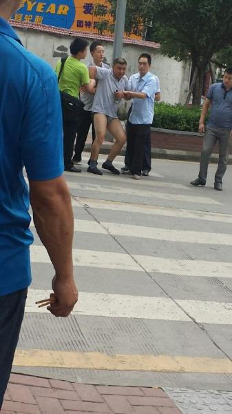 四川达州一男子脱裤横躺马路示爱:死都不离婚