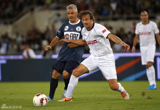 大牌云集!马拉多纳秀脚法 搭档巴乔踢慈善赛