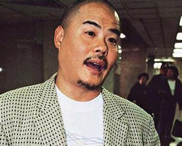 张柏芝黑帮老爸欠赌债被打瘸 周润发梁朝伟王