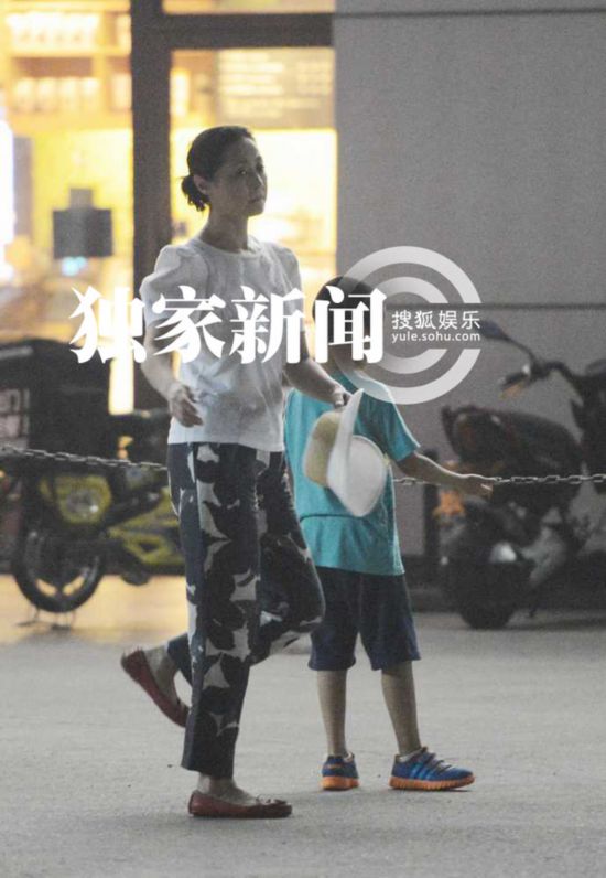 刘蓓素颜与老公上街 不顾形象当街陪儿子跳操【19】